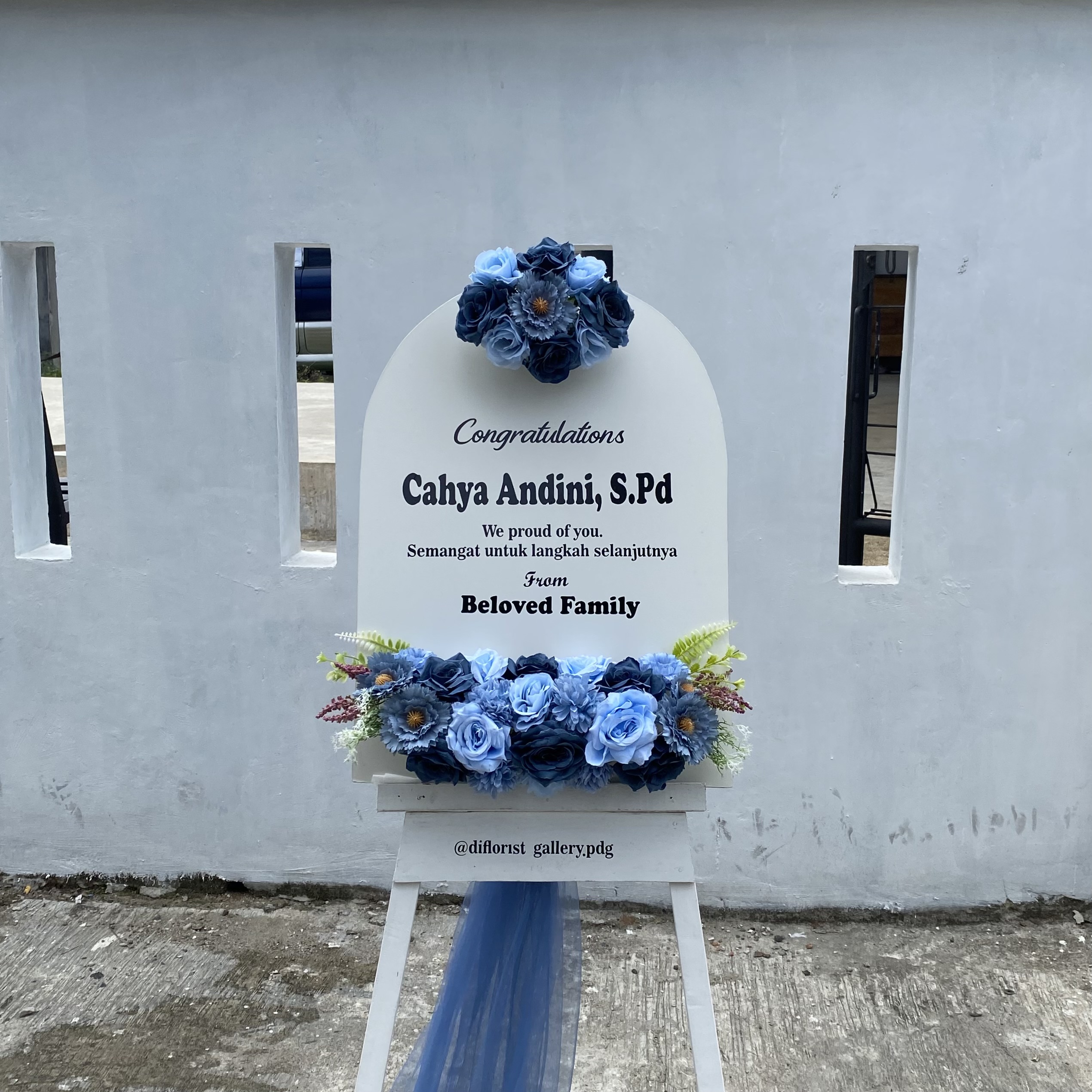 Kubah Putih Bunga Biru mix Biru Tua