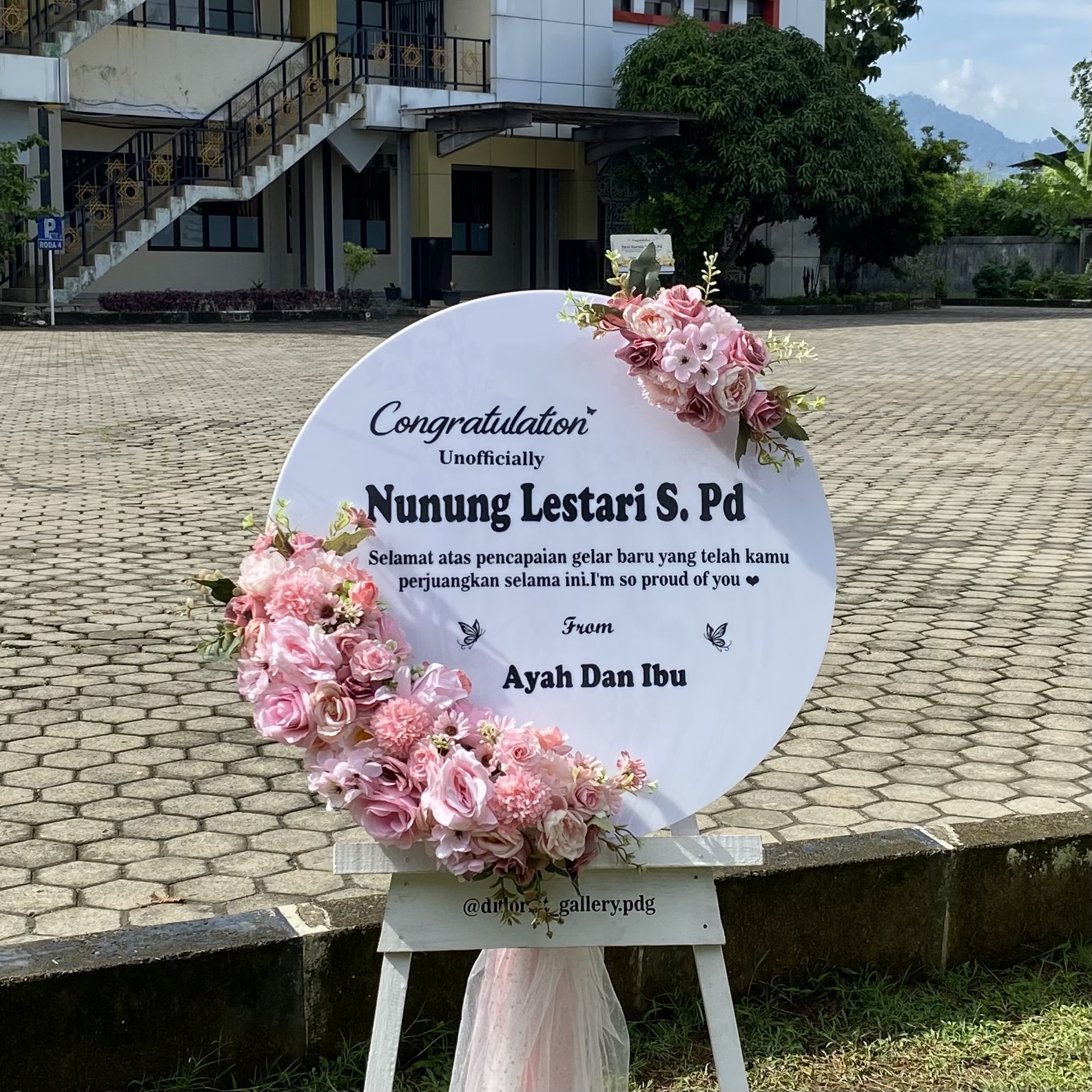 Bulat Putih Bunga Pink Diagonal
