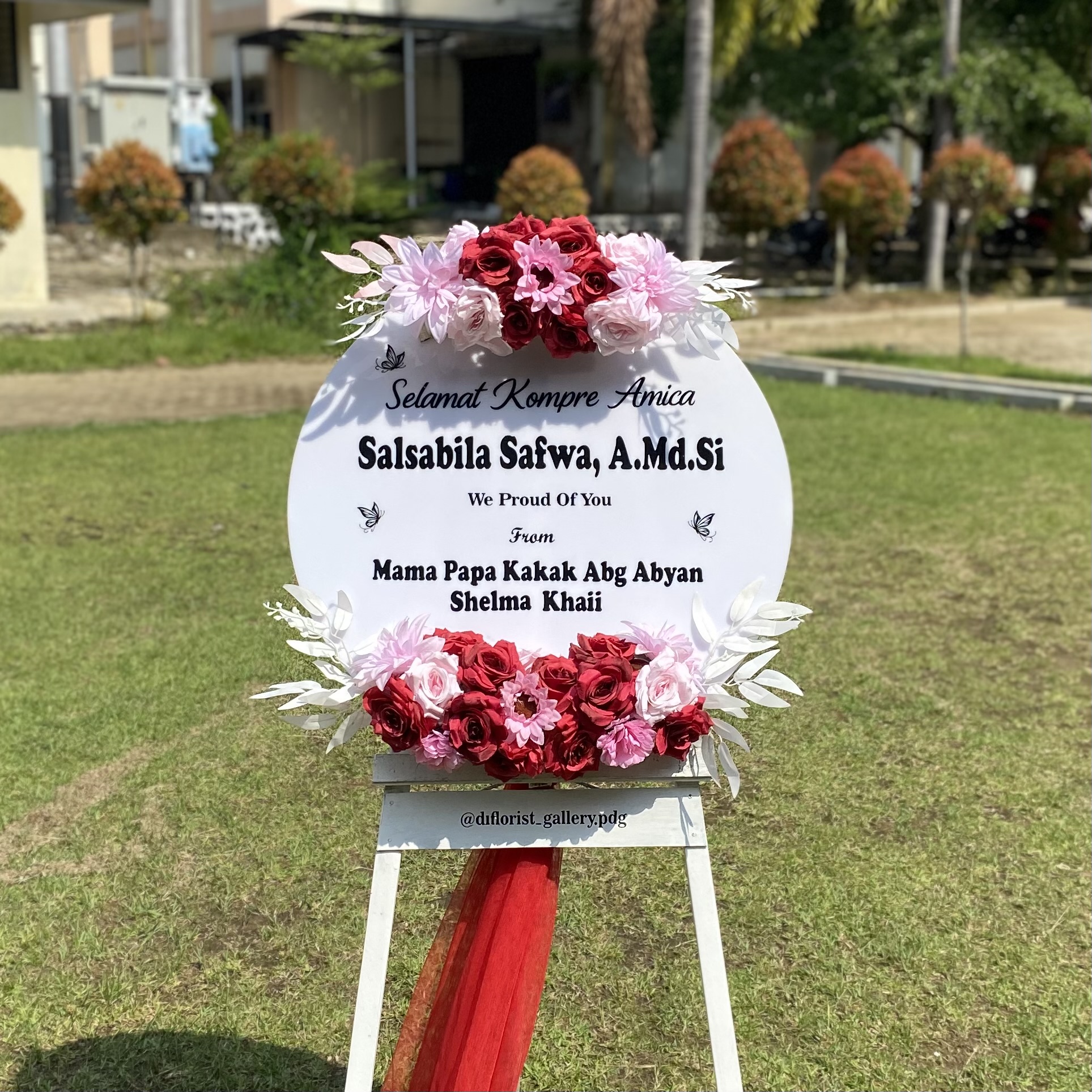 Bulat Putih bunga maroon mix pink