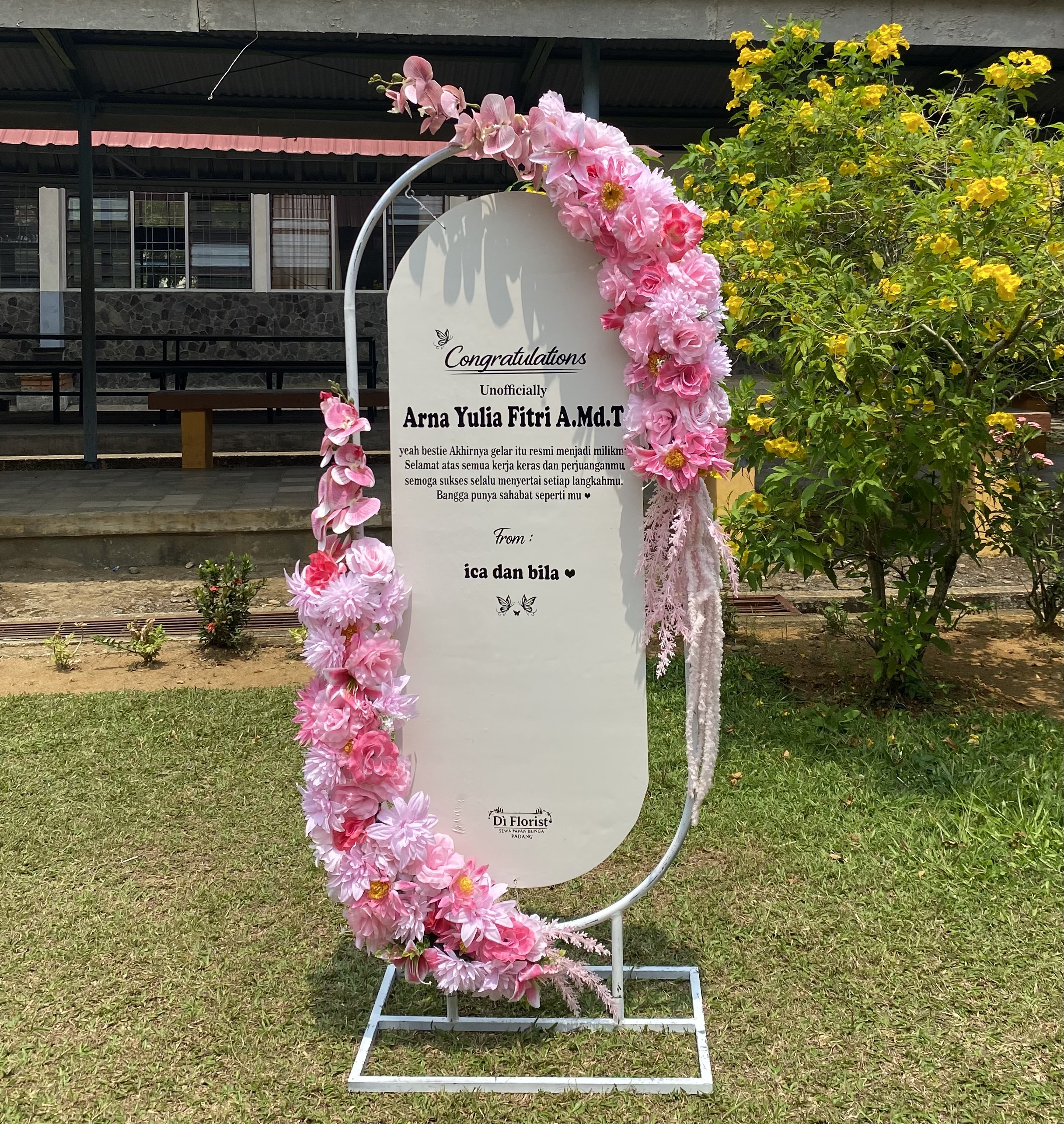 standing gantung papan putih bunga pink 2
